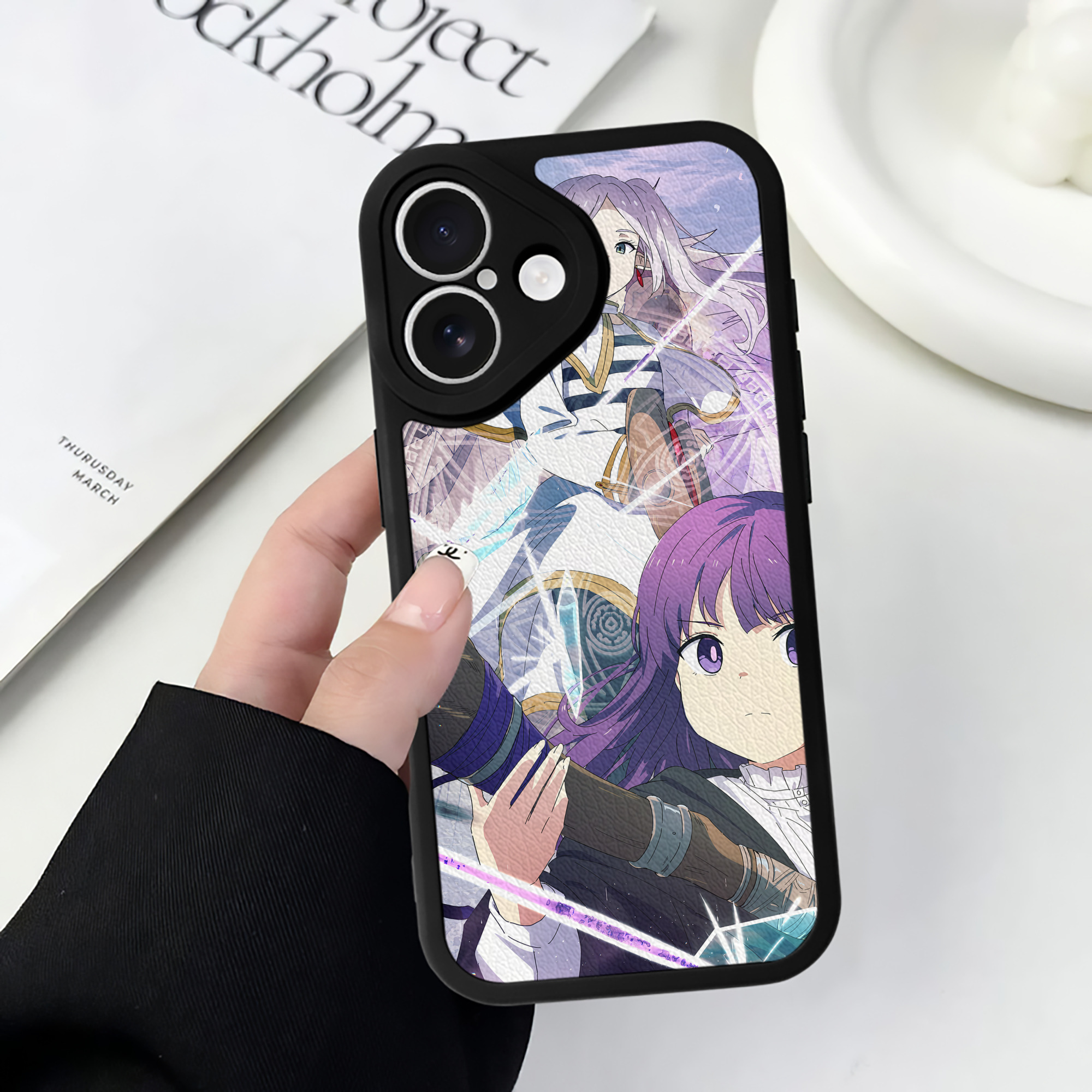 （画像用） 葬送のフリーレン Frieren 【iPhone 16シリーズ対応】シリコンスマホケース（レザー調） 材質：シリコン